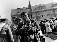 1979-04  1 maja 1979  Jawor, Rynek  Obchody 1 maja - Święta Pracy     Uczestnicy pochodu pierwszomajowego oczekujący na przemówienie i rozpoczęcie przemarszu.  Jan Stelczyk - jaworski fotograf.