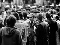 1979-05  1 maja 1979  Jawor, Rynek  Obchody 1 maja - Święta Pracy     Uczestnicy pochodu pierwszomajowego oczekujący na przemówienie i rozpoczęcie przemarszu.W cedntrum Leszek Skórczyński ZKiMR Agromet.