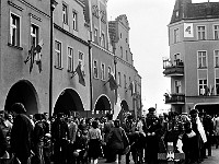 1979-08  1 maja 1979  Jawor, Rynek  Obchody 1 maja - Święta Pracy     Uczestnicy pochodu oczekujący na przemówienie i rozpoczęcie przemarszu.  Związek Bojowników o Wolność i Demokrację (ZBoWiD)