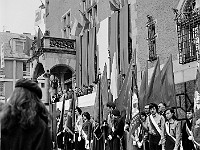 1979-10  1 maja 1979  Jawor, Rynek  Obchody 1 maja - Święta Pracy     Przedstawiciele władz miasta, partii i stacjonującej w mieście Połnocnej Grupy Wojsk Armii Radzieckiej  na podium oraz poczty sztandarowe przed wejściem głównym do ratusza.