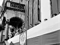 1979-11  1 maja 1979  Jawor, Rynek  Obchody 1 maja - Święta Pracy     Przedstawiciele władz miasta, partii i stacjonującej w mieście Połnocnej Grupy Wojsk Armii Radzieckiej  na podium obok wejścia głównego do ratusza.  Przemawia Tadeusz Sowiński - I skretarz Komitetu Miejskiego Polskiej Zjednoczonej Partii Robotniczej (PZPR).