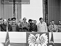 1979-12  1 maja 1979  Jawor, Rynek  Obchody 1 maja - Święta Pracy     Przedstawiciele władz miasta, partii i stacjonującej w mieście Połnocnej Grupy Wojsk Armii Radzieckiej  na podium obok wejścia głównego do ratusza.  Przemawia Tadeusz Sowiński - I skretarz Komitetu Miejskiego Polskiej Zjednoczonej Partii Robotniczej (PZPR).  Za nim po lewej Jan Białek - naczelnik miasta, a po prawej Józef Noworól - dyrektor Jaworskiego Ośrodka Kultury (JOK), Bolesław Iwanowski, Jerzy Radzio, (..), Marian Boruń.