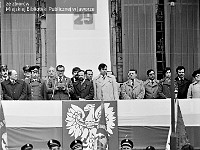 1979-13  1 maja 1979  Jawor, Rynek  Obchody 1 maja - Święta Pracy     Przedstawiciele władz miasta, partii i stacjonującej w mieście Połnocnej Grupy Wojsk Armii Radzieckiej na podium oraz poczty sztandarowe obok wejścia głównego do ratusza.  Przemawia Tadeusz Sowiński - I skretarz Komitetu Miejskiego Polskiej Zjednoczonej Partii Robotniczej (PZPR).  Za nim po lewej Jan Białek - naczelnik miasta, a po prawej Józef Noworól - dyrektor Jaworskiego Ośrodka Kultury (JOK).Bolesław Iwanowski, Jerzy Radzio, (..), Marian Boruń(..),(..),Franciszka Bartosz  Od lewej w pierwszym rzędzie Jan Żółkiewski, Mieczyslaw Maślany(MO)
