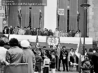 1979-14  1 maja 1979  Jawor, Rynek  Obchody 1 maja - Święta Pracy     Przedstawiciele władz miasta, partii i stacjonującej w mieście Połnocnej Grupy Wojsk Armii Radzieckiej na podium oraz poczty sztandarowe obok wejścia głównego do ratusza.