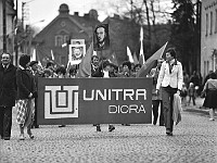 1979-15  1 maja 1979  Jawor, ul. Wrocławska  Obchody 1 maja - Święta Pracy     Uczestnicy pochodu pierwszomajowego w drodze z rynku do trybuny honorowej.  Pracownicy zakładów Radiowych "Unitra - Diora".Kierownik zakładu Stanisław Subocz
