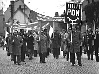 1979-16  1 maja 1979  Jawor, ul. Wrocławska  Obchody 1 maja - Święta Pracy     Uczestnicy pochodu pierwszomajowego w drodze z rynku do trybuny honorowej.  Pracownicy Państwowego Ośrodka Maszynowego (POM).Pierwszy z lewej Ireneusz Korzeniewski,