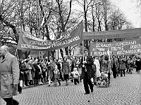 1979-17  1 maja 1979  Jawor, ul. Wrocławska  Obchody 1 maja - Święta Pracy     Uczestnicy pochodu pierwszomajowego w drodze z rynku do trybuny honorowej.