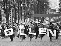 1979-18  1 maja 1979  Jawor, ul. Wrocławska  Obchody 1 maja - Święta Pracy     Uczestnicy pochodu pierwszomajowego prezentujący się przed trybuną honorową.  Pracownicy Jaworskich Zakładów Chemii Gospodarczej "Pollena".