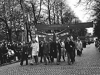 1979-20  1 maja 1979  Jawor, ul. Wrocławska  Obchody 1 maja - Święta Pracy     Uczestnicy pochodu pierwszomajowego prezentujący się przed trybuną honorową.  Pracownicy i kadra kierownicza Zakładów Kuziennczych i Maszyn Rolniczych (ZKiMR).Michał Ilnicki, Marian Lassota, Aleksander Olech, Leszek Skórczyński, Eugeniusz Cezar, Aleksander Pruszkowski, (..).