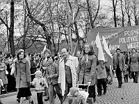 1979-21  1 maja 1979  Jawor, ul. Wrocławska  Obchody 1 maja - Święta Pracy     Uczestnicy pochodu pierwszomajowego prezentujący się przed trybuną honorową.Bogdan Gut, obok Irena Gut.