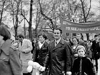 1979-22  1 maja 1979  Jawor, ul. Wrocławska  Obchody 1 maja - Święta Pracy     Uczestnicy pochodu pierwszomajowego prezentujący się przed trybuną honorową.  Pracownicy Zakładów Kuzienniczych i Maszyn Rolniczych - Zespól Działów Matrycowni.Na pierwszym planie Jan Miksiński z synem.