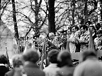 1979-24  1 maja 1979  Jawor, ul. Wrocławska  Obchody 1 maja - Święta Pracy     Przedstawiciele władz miasta, partii oraz stacjonującego w mieście 15 batalionu samochodowego P??nocnej Grupy Wojsk Armii Radzieckiej obserwujący pochód pierwszomajowy z trybuny honorowej.