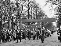 1979-25  1 maja 1979  Jawor, ul. Wrocławska  Obchody 1 maja - Święta Pracy     Uczestnicy pochodu pierwszomajowego prezentujący się przed trybuną honorową.  Pracownicy Zakładów Kuzienniczych i Maszyn Rolniczych (ZKiMR) - Zespół Działów Matrycowni.
