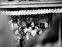 1979-26  1 maja 1979  Jawor, ul. Wrocławska  Obchody 1 maja - Święta Pracy     Mieszkańcy obserwujacy pochód pierwszomajowy przed trybuną honorową.  Z tyłu od lewej Marek Papiernik, Alicja Protokowicz, (..)