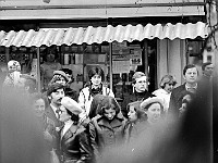 1979-27  1 maja 1979  Jawor, ul. Wrocławska  Obchody 1 maja - Święta Pracy     Mieszkańcy obserwujacy pochód pierwszomajowy przed trybuną honorową.