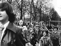 1979-28  1 maja 1979  Jawor, ul. Wrocławska  Obchody 1 maja - Święta Pracy     Uczestnicy pochodu pierwszomajowego prezentujący się przed trybuną honorową.  Uczniowie szkół podstawowych.