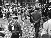 1979-29  1 maja 1979  Jawor, ul. Wrocławska  Obchody 1 maja - Święta Pracy     Uczestnicy pochodu pierwszomajowego prezentujący się przed trybuną honorową.  Uczniowie szkół podstawowych.