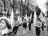 1979-30  1 maja 1979  Jawor, ul. Wrocławska  Obchody 1 maja - Święta Pracy     Uczestnicy pochodu pierwszomajowego prezentujący się przed trybuną honorową.  Uczniowie Szkoły Podstawowej nr 2.