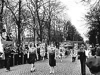 1979-31  1 maja 1979  Jawor, ul. Wrocławska  Obchody 1 maja - Święta Pracy     Uczestnicy pochodu pierwszomajowego prezentujący się przed trybuną honorową.  Uczniowie szkół podstawowych.