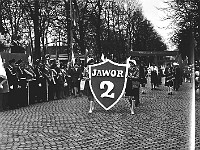 1979-32  1 maja 1979  Jawor, ul. Wrocławska  Obchody 1 maja - Święta Pracy     Uczestnicy pochodu pierwszomajowego prezentujący się przed trybuną honorową.  Uczniowie Szkoły Podstawowej nr 2.