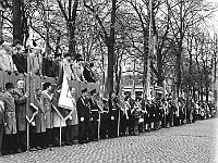 1979-33  1 maja 1979  Jawor, ul. Wrocławska  Obchody 1 maja - Święta Pracy     Przedstawiciele władz miasta, partii oraz 15 batalionu samochodowego Oddziałów Północnej Grupy Wojsk Armii Radzieckiej na trybunie honorowej oraz mieszkańcy miasta obserwujący pochód pierwszomajowy.