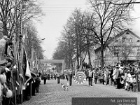 1979-34  1 maja 1979  Jawor, ul. Wrocławska  Obchody 1 maja - Święta Pracy     Uczestnicy pochodu pierwszomajowego prezentujący się przed trybuną honorową.  Uczniowie Szkoły Podstawowej nr 5.