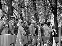 1979-35  1 maja 1979  Jawor, ul. Wrocławska  Obchody 1 maja - Święta Pracy     Przedstawiciele władz miasta, partii oraz 15 batalionu samochodowego Oddziałów Północnej Grupy Wojsk Armii Radzieckiej na trybunie honorowej obserwujący pochód pierwszomajowy.  Od lewej Jan Zólkiewski komendat jaworskiej milicji,  Mieczysław Maślany, (..), Zdzisław Iwański, Jan Białek, Tadeusz Sowiński,(..), Jerzy Radzio.