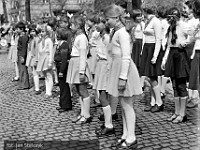 1979-36  1 maja 1979  Jawor, ul. Wrocławska  Obchody 1 maja - Święta Pracy     Uczestnicy pochodu pierwszomajowego prezentujący się przed trybuną honorową.
