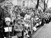 1979-38  1 maja 1979  Jawor, ul. Wrocławska  Obchody 1 maja - Święta Pracy     Mieszkańcy Jawora obserwujący pochód pierwszomajowy przed trbuną honorową.