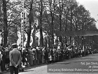 1980-03  1 maja, (prawdopodobnie rok 1980)  Jawor, ul. Wrocławska  Obchody 1 maja - Święta Pracy    Mieszkańcy miasta oczekujący w okolicach trybuny honorowej na uczestników pochodu pierwszomajowego.  Na środku ulicy: Janusz Kredoszyński - założyciel i operator Amatorskiego Klubu Filmowego "Jawornik".