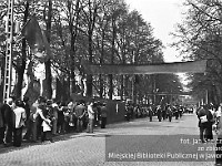 1980-04  1 maja, (prawdopodobnie rok 1980)  Jawor, ul. Wrocławska  Obchody 1 maja - Święta Pracy    Uczestnicy pochodu pierwszomajowego zbliżający się do trybuny honorowej.  Jaworska Orkiestra Dęta pod kierunkiem Klemensa Grzybowskiego.