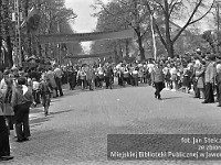 1980-05  1 maja, (prawdopodobnie rok 1980)  Jawor, ul. Wrocławska  Obchody 1 maja - Święta Pracy    Uczestnicy pochodu pierwszomajowego zbliżający się do trybuny honorowej.  Jaworska Orkiestra Dęta pod kierunkiem Klemensa Grzybowskiego.
