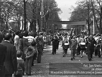 1980-06  1 maja, (prawdopodobnie rok 1980)  Jawor, ul. Wrocławska  Obchody 1 maja - Święta Pracy    Uczestnicy pochodu pierwszomajowego zbliżający się do trybuny honorowej.  Jaworska Orkiestra Dęta pod kierunkiem Klemensa Grzybowskiego.