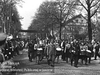 1980-07  1 maja, (prawdopodobnie rok 1980)  Jawor, ul. Wrocławska  Obchody 1 maja - Święta Pracy    Uczestnicy pochodu pierwszomajowego zbliżający się do trybuny honorowej.  Jaworska Orkiestra Dęta pod kierunkiem Klemensa Grzybowskiego.