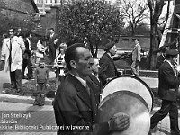 1980-08  1 maja, (prawdopodobnie rok 1980)  Jawor, ul. Wrocławska  Obchody 1 maja - Święta Pracy    Uczestnicy pochodu pierwszomajowego zbliżający się do trybuny honorowej.  Jaworska Orkiestra Dęta pod kierunkiem Klemensa Grzybowskiego.