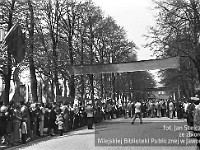 1980-09  1 maja, (prawdopodobnie rok 1980)  Jawor, ul. Wrocławska  Obchody 1 maja - Święta Pracy    Uczestnicy pochodu pierwszomajowego.  Przedstawiciele władz miasta, partii i stacjonującej w mieście Połnocnej Grupy Wojsk Armii Radzieckiej zmierzający w kierunku trybuny honorowej.