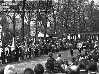 1980-10  1 maja, (prawdopodobnie rok 1980)  Jawor, ul. Wrocławska  Obchody 1 maja - Święta Pracy    Uczestnicy pochodu pierwszomajowego prezentujący się przed trybuną honorową.