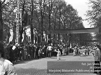 1980-13  1 maja, (prawdopodobnie rok 1980)  Jawor, ul. Wrocławska  Obchody 1 maja - Święta Pracy    Uczestnicy pochodu pierwszomajowego prezentujący się przed trybuną honorową.