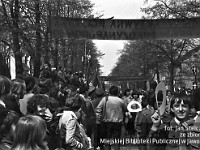 1980-14  1 maja, (prawdopodobnie rok 1980)  Jawor, ul. Wrocławska  Obchody 1 maja - Święta Pracy    Uczestnicy pochodu pierwszomajowego prezentujący się przed trybuną honorową.