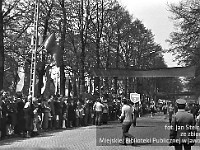1980-16  1 maja, (prawdopodobnie rok 1980)  Jawor, ul. Wrocławska  Obchody 1 maja - Święta Pracy    Uczestnicy pochodu pierwszomajowego prezentujący się przed trybuną honorową.  Uczniowie Szkoły Podstawowej nr 2.