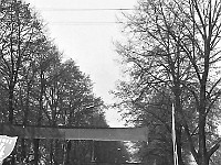 1980-18  1 maja, (prawdopodobnie rok 1980)  Jawor, ul. Wrocławska  Obchody 1 maja - Święta Pracy    Uczestnicy pochodu pierwszomajowego prezentujący się przed trybuną honorową.  Uczniowie Szkoły Podstawowej nr 4.