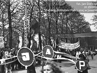 1980-19  1 maja, (prawdopodobnie rok 1980)  Jawor, ul. Wrocławska  Obchody 1 maja - Święta Pracy    Uczestnicy pochodu pierwszomajowego prezentujący się przed trybuną honorową.  Uczniowie Szkoły Podstawowej nr 4.
