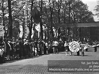 1980-20  1 maja, (prawdopodobnie rok 1980)  Jawor, ul. Wrocławska  Obchody 1 maja - Święta Pracy    Uczestnicy pochodu pierwszomajowego prezentujący się przed trybuną honorową.  Uczniowie Szkoły Podstawowej nr 5.