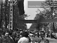 1980-21  1 maja, (prawdopodobnie rok 1980)  Jawor, ul. Wrocławska  Obchody 1 maja - Święta Pracy    Uczestnicy pochodu pierwszomajowego prezentujący się przed trybuną honorową.  Uczniowie Zasadniczej Szkoły Zawodwej.