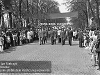 1980-22  1 maja, (prawdopodobnie rok 1980)  Jawor, ul. Wrocławska  Obchody 1 maja - Święta Pracy    Uczestnicy pochodu pierwszomajowego prezentujący się przed trybuną honorową.  Uczniowie Zespołu Szkół Zawodowych (ZSzZ).