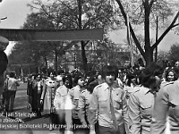 1980-23  1 maja, (prawdopodobnie rok 1980)  Jawor, ul. Wrocławska  Obchody 1 maja - Święta Pracy    Uczestnicy pochodu pierwszomajowego prezentujący się przed trybuną honorową.  Uczniowie szkół ponadpodstawowych w mundurach Harcerskiej Służby Polsce Socjalistycznej (HSPS).