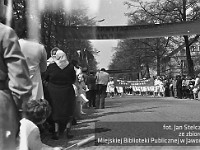 1980-24  1 maja, (prawdopodobnie rok 1980)  Jawor, ul. Wrocławska  Obchody 1 maja - Święta Pracy    Uczestnicy pochodu pierwszomajowego prezentujący się przed trybuną honorową.  Uczennice Liceum Medycznego.