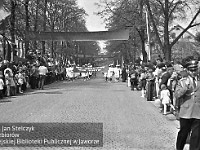 1980-25  1 maja, (prawdopodobnie rok 1980)  Jawor, ul. Wrocławska  Obchody 1 maja - Święta Pracy    Uczestnicy pochodu pierwszomajowego prezentujący się przed trybuną honorową.  Uczennice Liceum Medycznego.