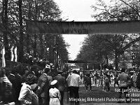 1980-26  1 maja, (prawdopodobnie rok 1980)  Jawor, ul. Wrocławska  Obchody 1 maja - Święta Pracy    Uczestnicy pochodu pierwszomajowego prezentujący się przed trybuną honorową.