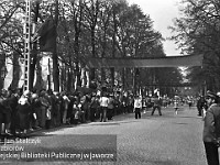 1980-27  1 maja, (prawdopodobnie rok 1980)  Jawor, ul. Wrocławska  Obchody 1 maja - Święta Pracy    Uczestnicy pochodu pierwszomajowego prezentujący się przed trybuną honorową.